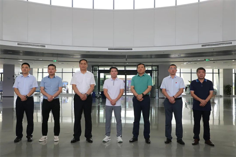 开云（中国电竞） Kaiyun,陪同舒华体育来滨考察体育产业发展情况